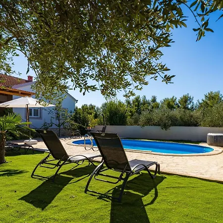 My Dalmatia - Emily With Private Pool Дом отдыха Rastevic
