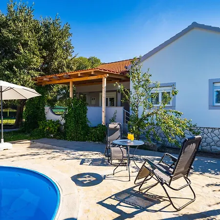 My Dalmatia - Emily With Private Pool Дом отдыха *
