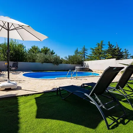 My Dalmatia - Emily With Private Pool Дом отдыха